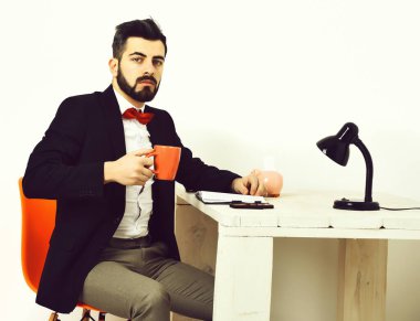 Sakallı adam, beyaz ahşap masada bıyıklı beyaz hippi.