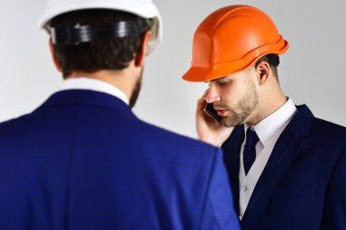 İnşaat, mühendislik, iş, meslek kavramı. İş toplantısında akıllı telefonu olan bir çalışan..