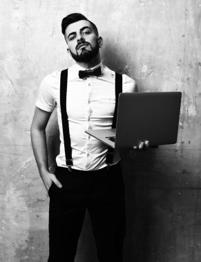 Bej renkli duvarın arka planında başarılı iş ve kariyer kavramı