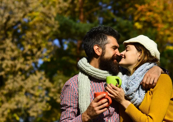 Concepto de relación y bebida caliente. Chica y barbudo chico — Foto de Stock