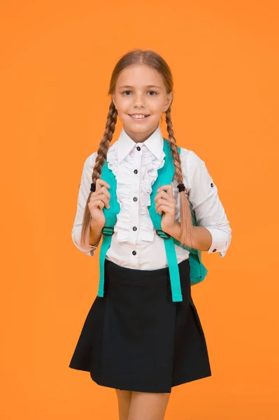 Helemaal klaar. Schoolmeisje dagelijks leven. School club. Privé-onderwijs. Tiener met rugzak. Schattig lachend schoolmeisje. Meisje klein schoolmeisje draagt rugzak. Leerling met lange vlechten gaat naar school — Stockfoto