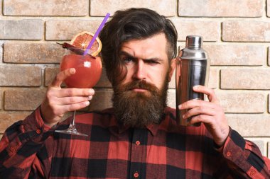 Sakallı barmen, şık saçlı ve sert yüzlü.