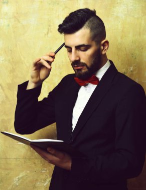 Yönetici fikirler üretir. Sakallı müdür. İş takvimi kavramı