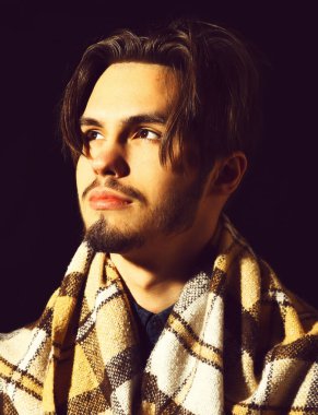 Ekoseli sakallı adam.