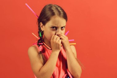 Huysuz ve sinirli yüzü olan kız alınır.