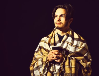 Gülümseyen sakallı adam.