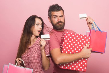 Büyük bir kutu ve kredi kartı gösteren paketler tutan çift.