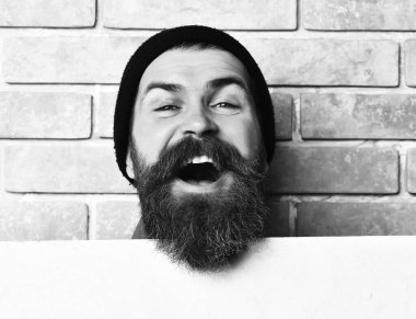 Beyaz kağıt çarşaflı vahşi beyaz hippi sakallı.