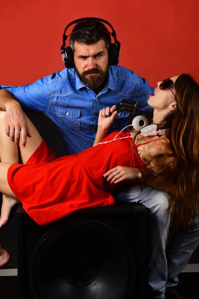 Concepto de fiesta y música. Pareja en el amor lleva auriculares — Foto de Stock