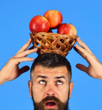 Adam evde yetişen hasatı sunuyor. Yoğunlaşmış yüzlü çiftçi