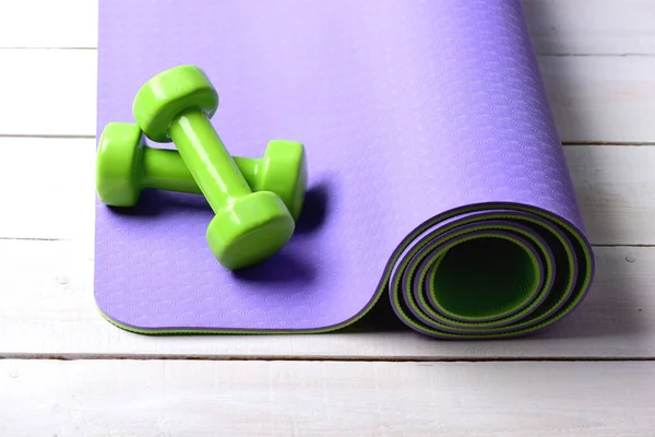 Sport și stil de viață sănătos. Barbells pe covor de yoga violet — Fotografie, imagine de stoc