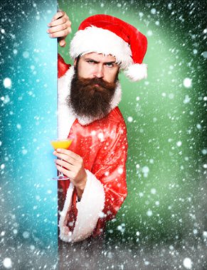 Ciddi sakallı Noel Baba adam.