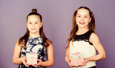 Tavsiye iste. İyi ki doğdun Tatil kutlaması. Çocuklar. Yetenekli küçük kardeşler. - Sürpriz. Aile kardeşliği tebrikleri. Boks günü. Noel alışverişi. Şimdiki kutulu küçük kızlar