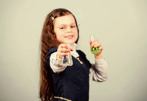 Nerd della scuola femminile. Sperimentazione scientifica. Analisi chimica. Chimica e biologia. Organismo geneticamente modificato. Esplorare l'ambiente. Laboratorio scolastico. Lezione di chimica scolastica. Istruzione scolastica — Foto Stock