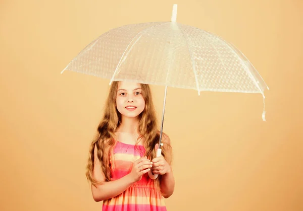 Bekymmerslös barndom. Regnigt väder. Håll humöret uppe. höstmode. liten flicka med paraply. höstens väderprognos. Dags för skolan. Glad liten flicka med paraply. Glad att vara här — Stockfoto