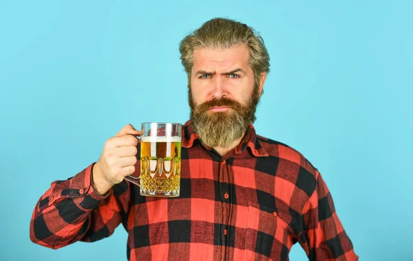 Alkoholik. Spragniony człowiek pijący piwo w barze. Piwo z pianką. Hipsterzy piją piwo. Dojrzały brodaty facet trzyma szklankę piwa. Święto. Zdrowie tostów. Dzień kawalerski. Popraw nastrój. Upij się. — Zdjęcie stockowe