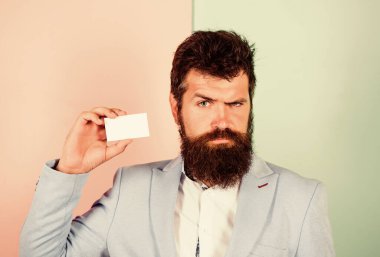 İşte benim adım. İş için banka hizmetleri. Kartvizit tasarımı. Beni aramaktan çekinme. İş adamının elinde boş bir kart var. Sakallı adam kart kopyalama alanı göster. Burada öyle yazıyor. Al bakalım. Kendimle gurur duyuyorum.