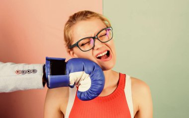 Nakavt yumruğu. ki o haklı. Güç ve güç. Aile hayatı. Erkek boks eldiveni kadını dövüyor. İlişki sorunları. Spor. Kadın sekreter erkek tarafından yenildi. şiddet kavramı