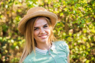 Doğal görünmek için makyaj gerekir. Taşralı kız bakışı. Güzel görünüşlü mutlu bir kadın. Yaz modası ve aksesuar. Güzellik ve makyaj. Çok güzel görünüyor.