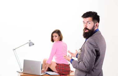 Onu deli ediyor. Erkek patron, seksi kız dizüstü bilgisayarının ofisine girer. Ofis müdürü ya da sekreter. Seksi özel sekreter. Arzu dolu. Cinsel fantezi. Seksi kadın işçi. Teftiş için hazır.