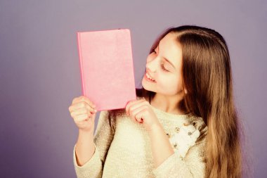 Geliştirme ve eğitim. Okuma yeteneği. Kişisel günlük. Ders kitabı sunumu. Çalış ve öğren. Menekşe arkaplanı olan bir kız. Çocuk şov kitabı. Kitap konsepti. Akıllıca alıntılar. Çocukluk edebiyatı