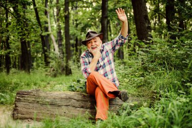 Sihirli yetenekleri olduğu iddia edilen biri. Woodman sihirbaz konsepti. Halk büyüsü. Şapkalı, olgun bir adam. Bilge ihtiyar. Ormanda sihirbaz. Bitkisel ilaçlar. Ucube şifacı. Doğaüstü ya da batıl inançlı
