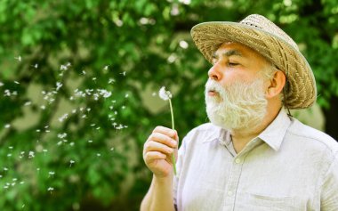 Huzur dolu. Huzur ve sükunet. Mutlu ve kaygısız emeklilik. Yalnız dede parkta karahindiba tohumu saçıyor. Akıl sağlığı. İçim rahat olsun. Ruhun ahengi. Hasır şapkalı yaşlı adam.