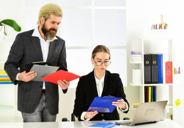 Meslektaşlar arası iletişim. Hukuk danışmanlığı. Astlık ve takım çalışması. İş raporu. Başarılı bir iş. Erkek ve kadın patron müdür. İş çifti çalışıyor. Çift ofiste çalışıyor.