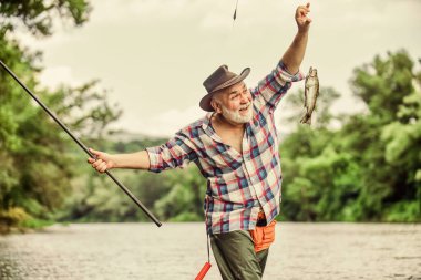 Hobi spor aktivitesi. Balık çiftçiliği pisikürlüğü ticari olarak balık yetiştiriyor. Emeklilik eğlencesi. Balık oltaya geldi. Adam kıdemli balıkçı. Balıkçı balıkçı ekipmanları. Sadece balıkçılar nehir suyunda durur.