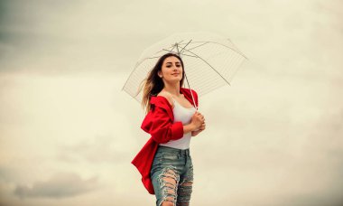 Yağmurlu bir hava. Keyfin yerinde. İyi titreşimler. Kız gökyüzü geçmişi konusunda iyi hissediyor. Hava güzel. Hoş geldin kızı. Korunmuş hissediyorum. Değişim rüzgarı. Hafif şemsiyeli güzel bir kadın. Gökkuşağı şemsiyesi