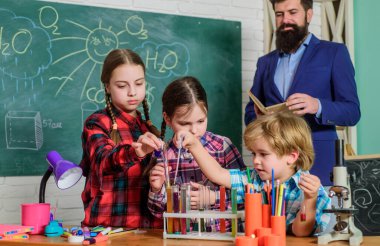 Temel temel bilgi. Arkadaşlarla çalışmak eğlencelidir. Tecrübe, bilgiye dönüşür. Grup etkileşimi. Bilim kulübü BTMM eğitimine başarılı bir yaklaşımdır. Pratik bilgi