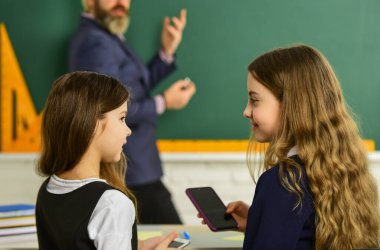 Okulun internet politikalarına uyum. İnternet sörfü sosyal ağları. Okullarda akıllı telefon sorunu. Ders çalışmak yerine. Okul öğrencileri ve öğretmen. İnternet oyunlarına bağımlı
