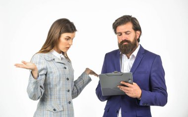 Bu nasıl mümkün olabilir? Kadın ve erkek iş yapar. İş adamı iş arkadaşına danışıyor. Yeni stratejinin analizini yap. Patron ve çalışanı belgelerle çalışıyor. Sekreter klasörü tutun. modern ofis hayatı