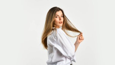 Kendine güvenen bir iş kadını. Şehvetli bakışlı bir kadın. Manken zarif görünüyor. Kadın ofis gömleği giyiyor. Güzellik ve moda. Doğal makyajlı bir kız. Beyaz tenli seksi kadın.