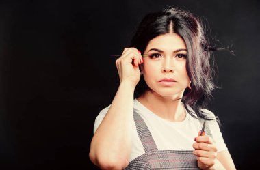 Kaşlar için özel aletleri olan usta bir kozmetolog. Güzellik salonunda güzellik uzmanı. Kirpik uzatma prosedürü. Profesyonel yüz bakımı. Güzel kadın kirpik ustası cımbız tutuyor. Boşluğu kopyala