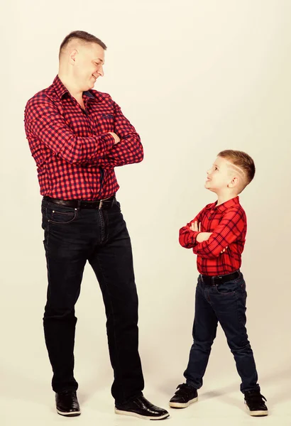 Otec malý syn červené košile rodina vypadat oblečení. Nejlepší přátelé navždy. Štěstí být otcem chlapce. Táta a rozkošné dítě. Koncept rodičovství. Den otců. Otec příkladem vznešeného člověka. Super kluci — Stock fotografie
