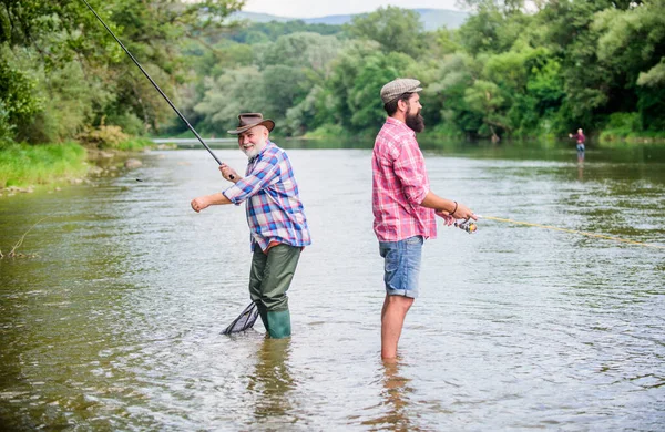 Cosas buenas para Buenos días. fin de semana de verano. hombres maduros pescador. dos pescador feliz con caña de pescar y red. amistad masculina. vinculación familiar. padre e hijo pescando. actividad deportiva hobby. Cebo de trucha —  Fotos de Stock