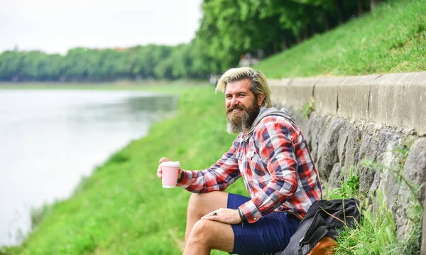 Viajante maduro tendo descanso. levar café. Bom dia inspiração. Homem brutal com barba bebendo chá da xícara. homem barbudo beber café ao ar livre. hipster relaxar no parque. espaço de cópia — Fotografia de Stock