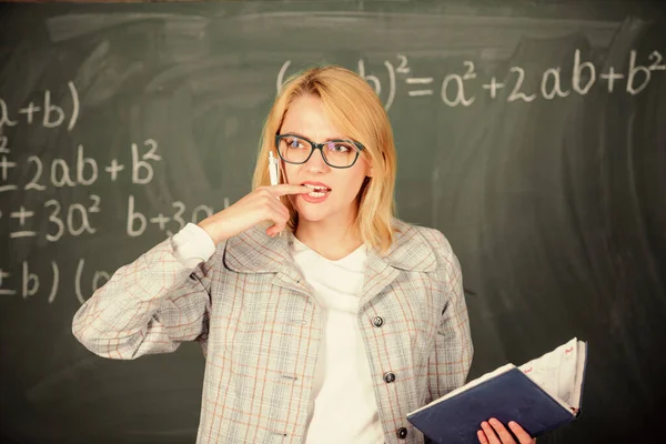 O ensino efetivo envolve a aquisição de conhecimentos relevantes sobre os alunos. O que faz grande professor. Os princípios podem tornar o ensino mais eficaz e mais eficiente. Mulher ensinando perto de quadro — Fotografia de Stock