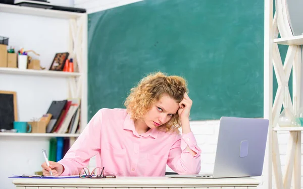 Online kurzy pro dospělé. Učitel ve třídě pracuje se zápisníkem. Projít testem online. Online video lekce. Dálkové studium. Studentka studující s laptopem. Vzdělávací webinář. Školní znalosti — Stock fotografie