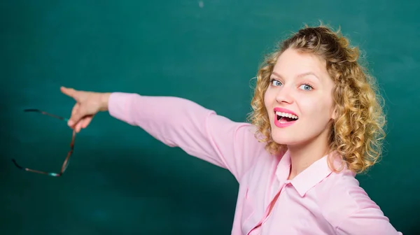 Concept du personnel scolaire. Développement du processus cognitif. Apprenez la discipline et la ponctualité auprès du professeur. Éducatrice exigeante. Des progrès. Femme professeur d'école tableau arrière-plan — Photo