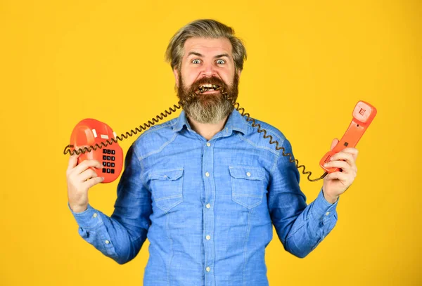 Creare idee uniche. Uomo d'affari bagarini telefono retrò. Servizio clienti retrò. comunicazione. Un uomo che parla con un telefono vintage. Un uomo d'affari che parla al telefono vintage. comprare nuovi gadget. concetto di business telefonico — Foto Stock