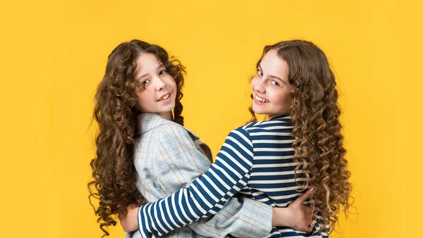 Chicas felices con el pelo largo y ventoso. cabello sano y fuerte. peluquería salón de belleza. Bonito y ordenado peinado. hermanas niños activos con el pelo largo y hermoso. Champú seco extra fresco — Foto de Stock