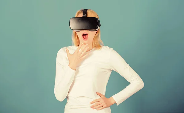 Vicces fiatal nő Vr. Vidám mosolygós nő, aki Vr szemüveget néz. Egy nő virtuális valóság headset-et használ. Innováció. — Stock Fotó