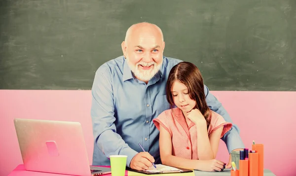 Modern onderwijs. Gelukkige student. Studenten meisje met leraar man op schoolbord. Schoolmeisje en mentor met laptop. Leraar en meisje op school. Moderne onderwijsmethode. Moderne kennis — Stockfoto