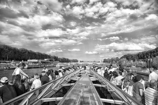 Paříž, Francie - 1. června 2017: Plavba po řece Seině. Lidé cestují lodí po zamračené obloze. Výlet po vodě. Prohlídka lodi. Prohlídka města. Navštivte atrakce. Letní prázdniny. Zkušenosti města, jak budete plout kolem — Stock fotografie