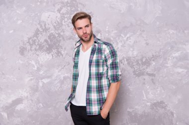 Cilt bakımı rutini. Erkek güzellik standartları. Berber salonu. Berber dükkanı kuaförü. Moda modeli. Havalı adam. Şık bir adam. Nihai kalp çarpıntısı. Yüz bakımı. Karizmatik bir adam. Yakışıklı, tıraşsız adam.