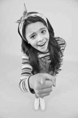 Mutlu çocuklar günü. Küçük kız pozitifliğini ifade eder. Neşeli ve tasasız. Şık çocuk işaret ediyor. Yaz tatili ve tatil. Renkli bahar modası. Klasik başörtüsü.