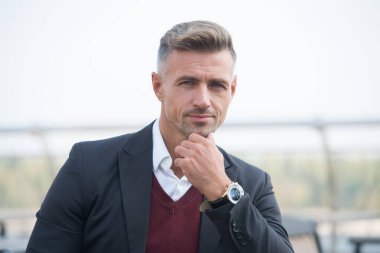 Bekliyorum. Teknoloji konsepti. Zamanı sayıyorum. Modern aletler. Adam şehir geçmişini kontrol etsin. Yakışıklı adam kol saati takıyor. Akıllı saat kullanıyor. Modern yaşam tarzı. İzleme, durumun yansımasıdır