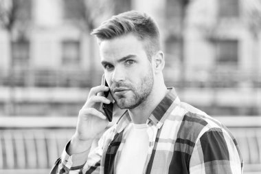 Akıllı telefonlu bir adam. Açık havada kıllı, şık, genç bir adamın portresi. Sıradan, kareli gömlek giyen bir adam. Çevik iş. Modern hayat öğrencileri. Taksi çağır. Kendinden emin ve seksi.